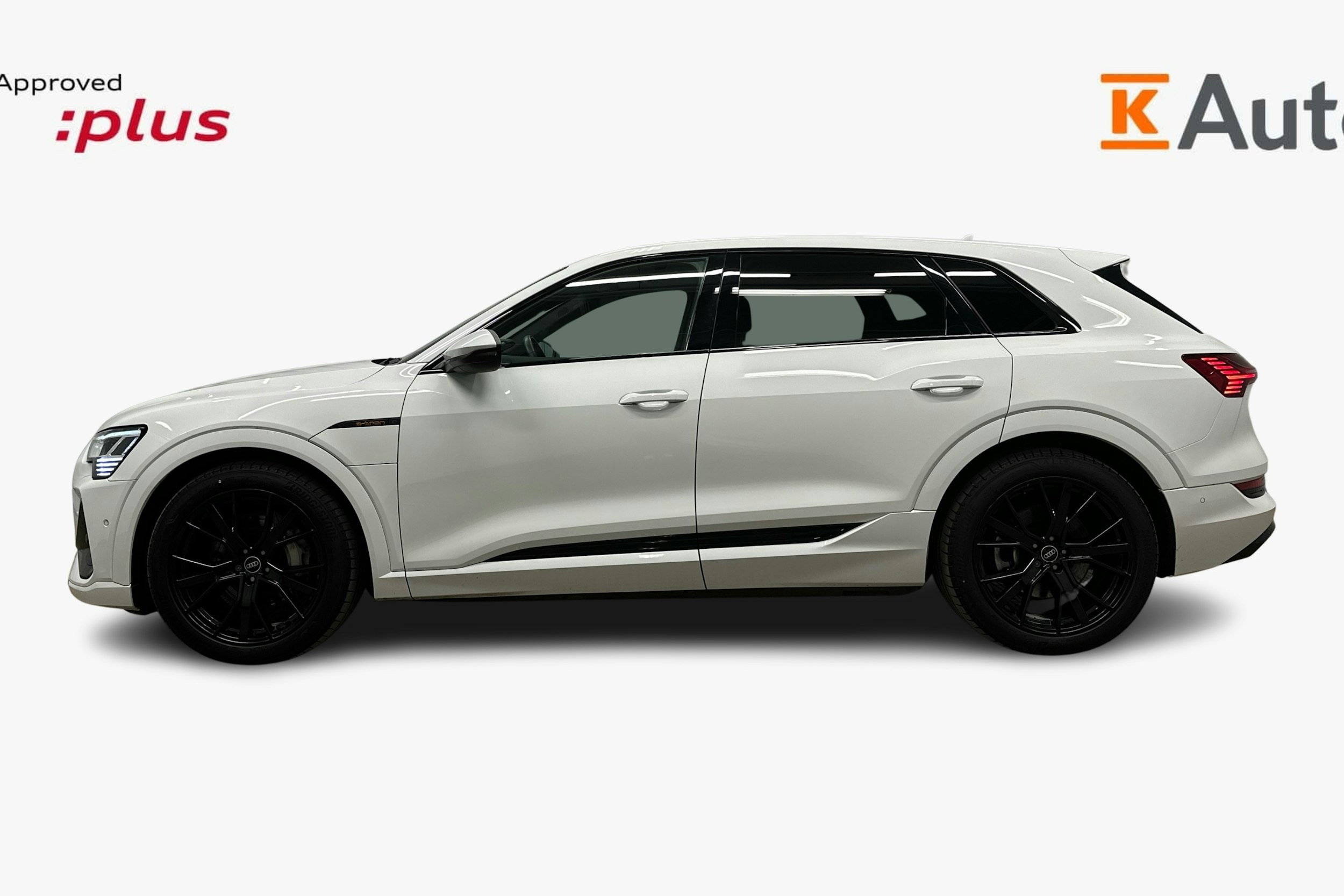valkoinen Audi e-tron 2023 kuva 5.