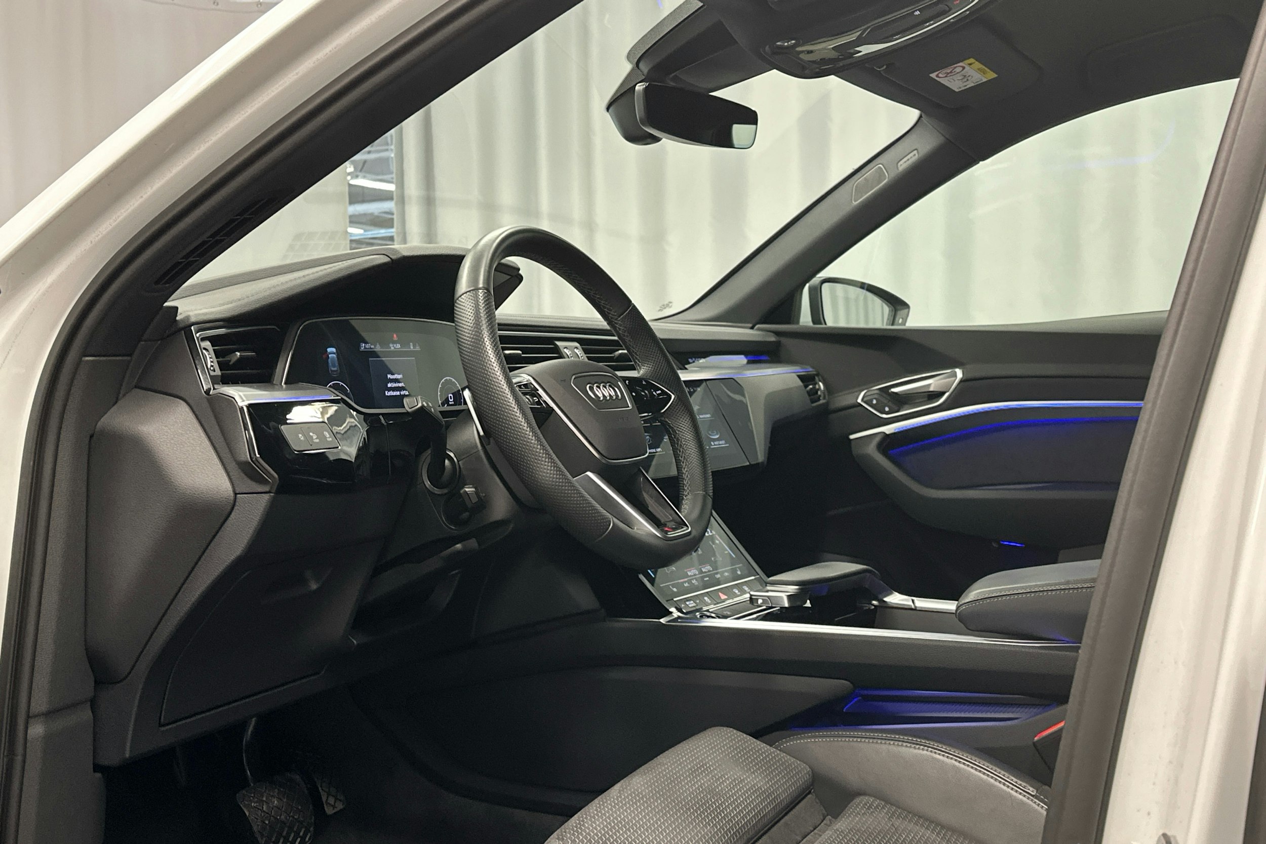 valkoinen Audi e-tron 2023 kuva 6.