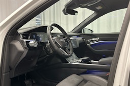 valkoinen Audi e-tron 2023 kuva 6.