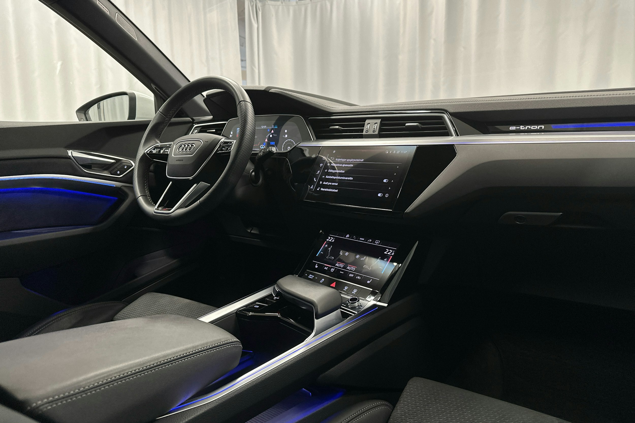 valkoinen Audi e-tron 2023 kuva 7.