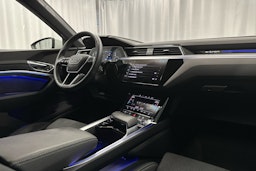 valkoinen Audi e-tron 2023 kuva 7.