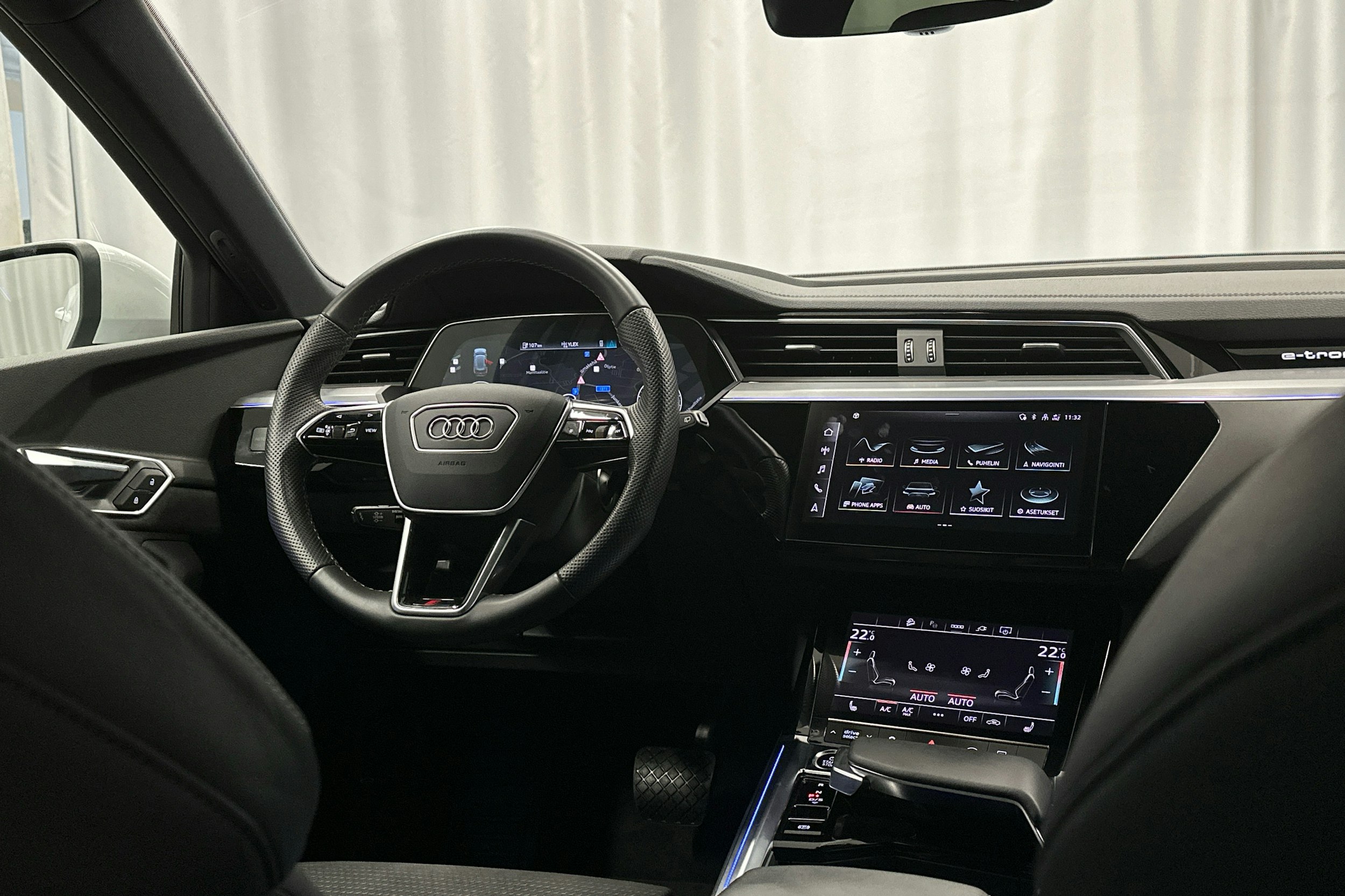 valkoinen Audi e-tron 2023 kuva 8.