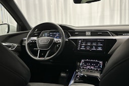 valkoinen Audi e-tron 2023 kuva 8.