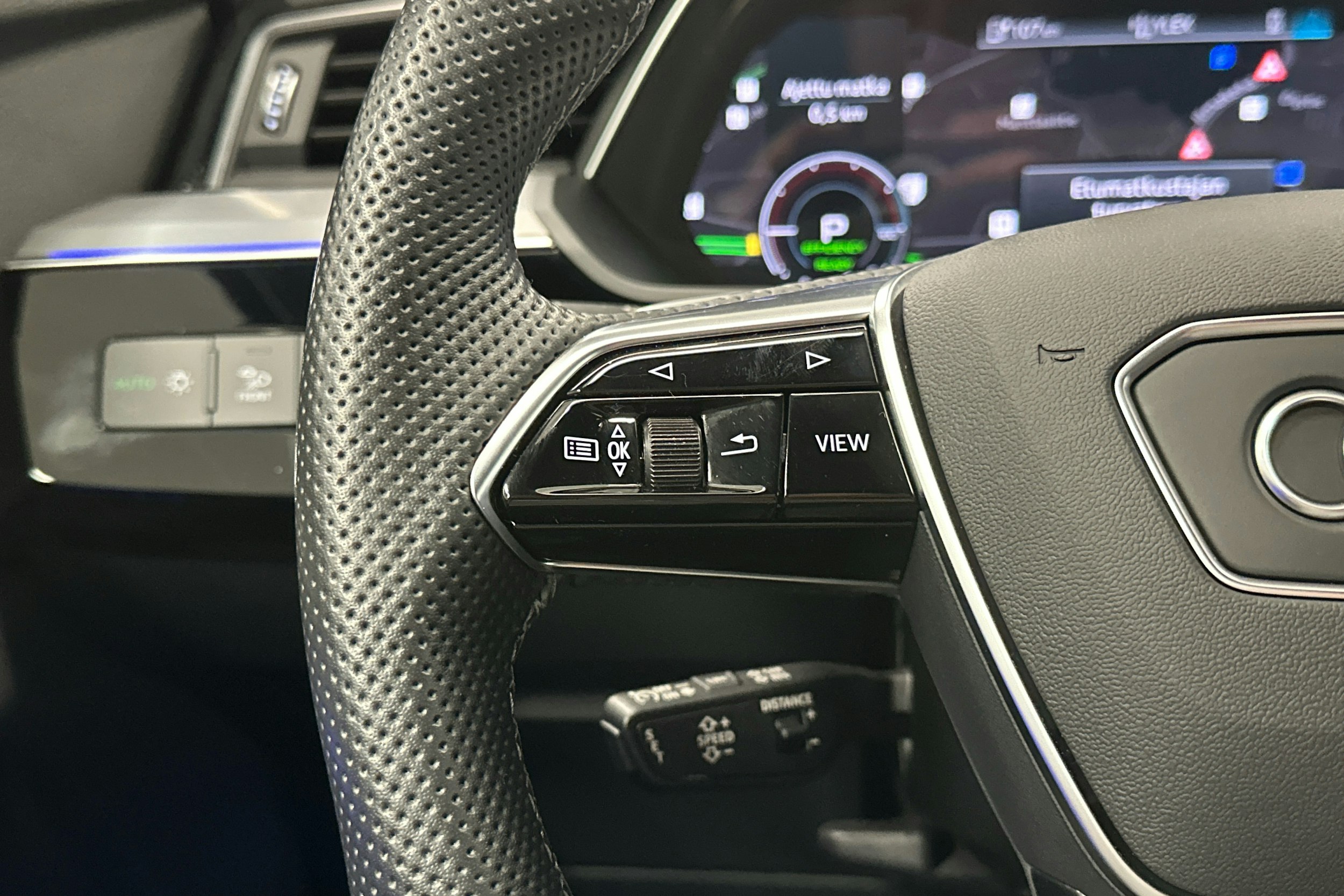 valkoinen Audi e-tron 2023 kuva 9.