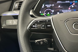 valkoinen Audi e-tron 2023 kuva 9.