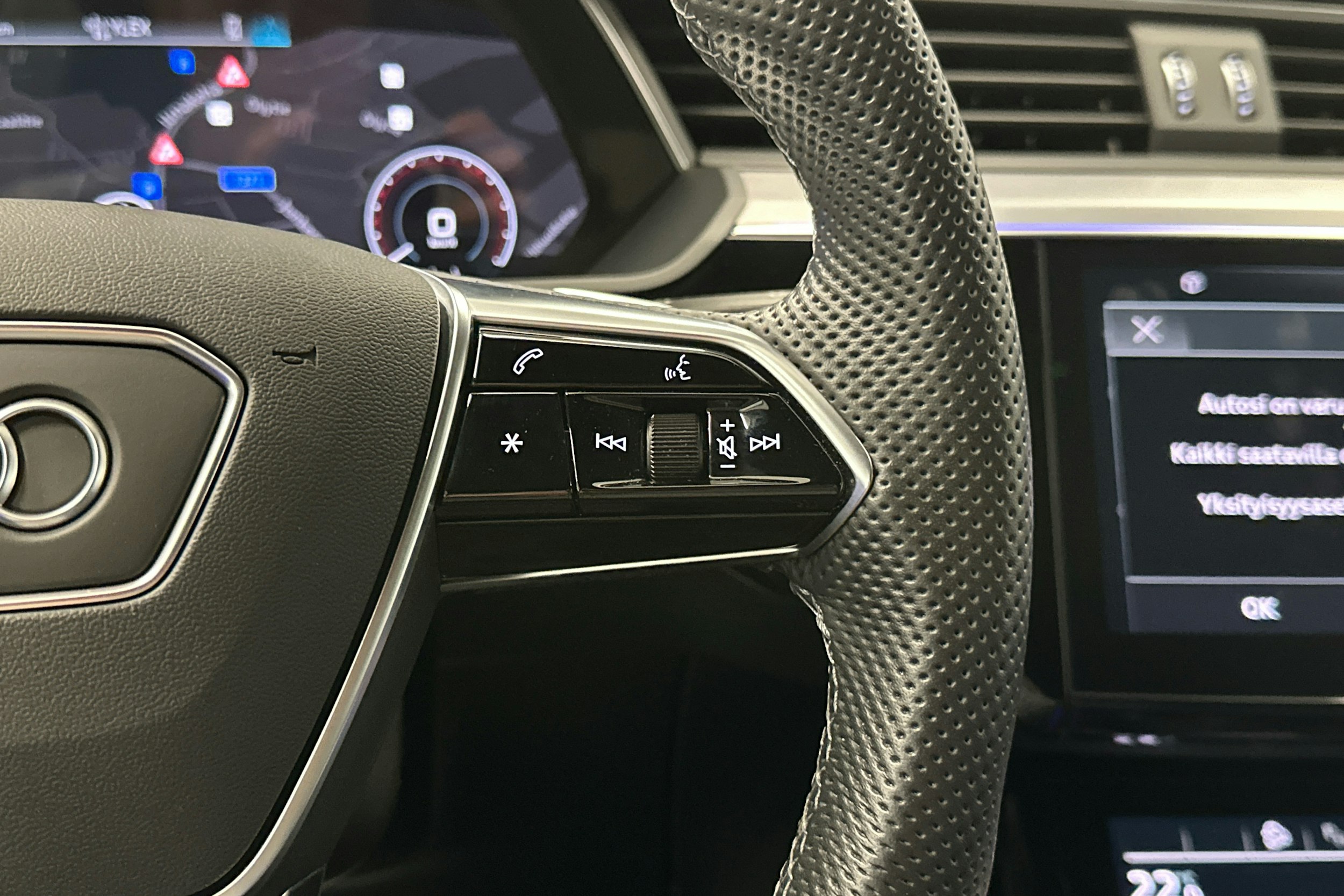 valkoinen Audi e-tron 2023 kuva 10.