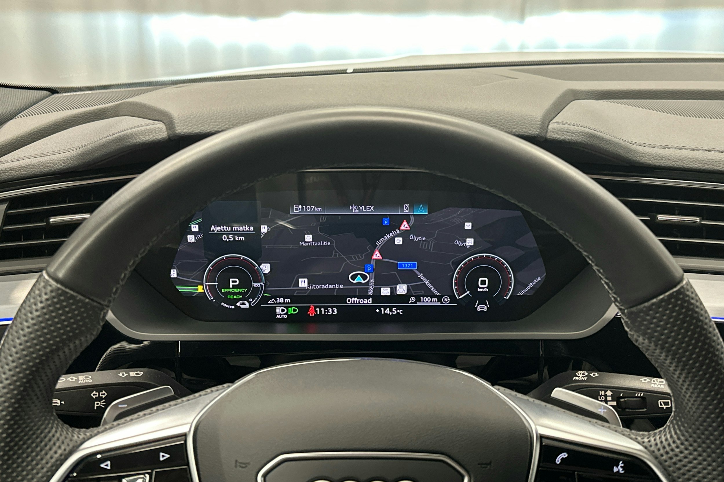 valkoinen Audi e-tron 2023 kuva 11.