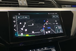 valkoinen Audi e-tron 2023 kuva 12.