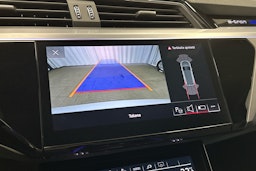 valkoinen Audi e-tron 2023 kuva 13.
