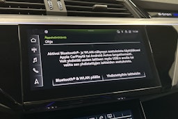 valkoinen Audi e-tron 2023 kuva 14.