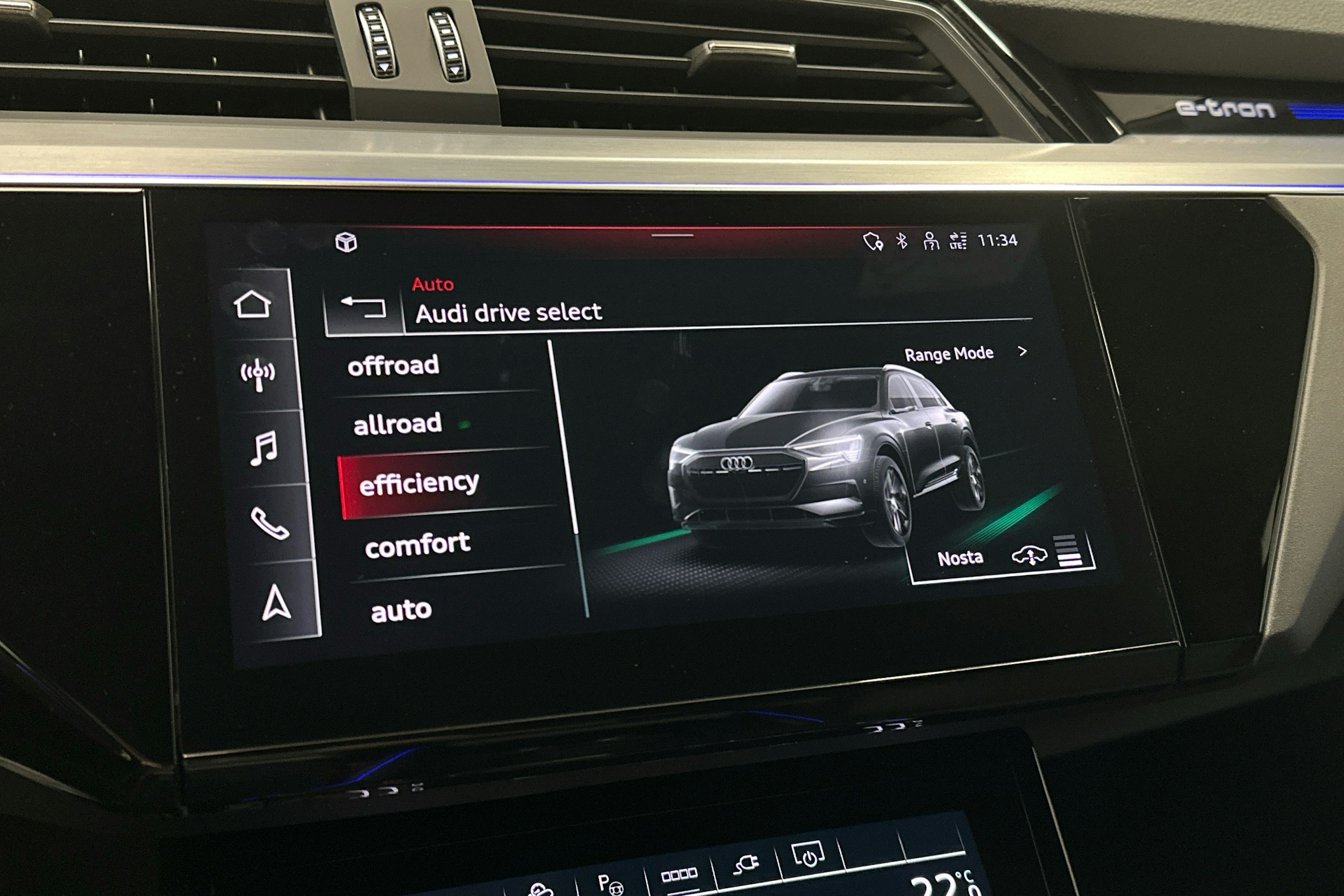 valkoinen Audi e-tron 2023 kuva 15.