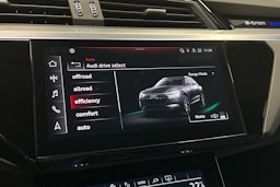 valkoinen Audi e-tron 2023 kuva 15.