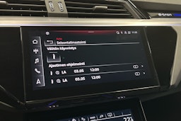 valkoinen Audi e-tron 2023 kuva 16.