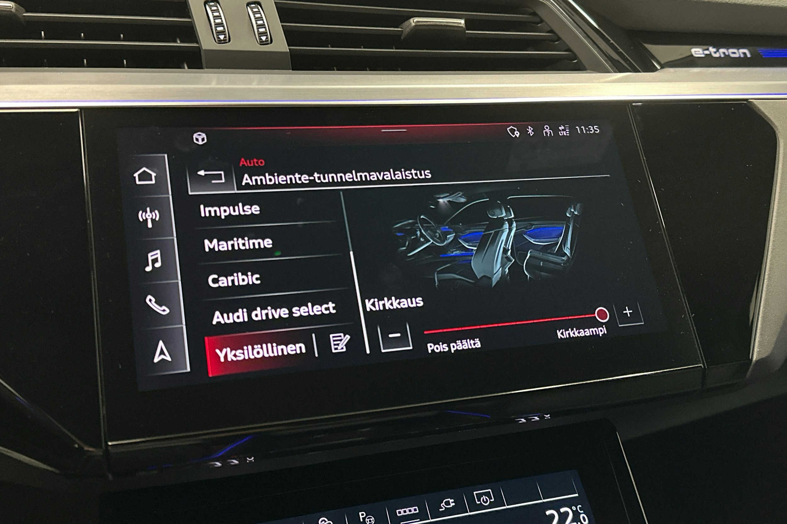valkoinen Audi e-tron 2023 kuva 17.