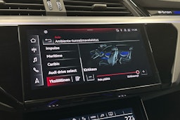 valkoinen Audi e-tron 2023 kuva 17.