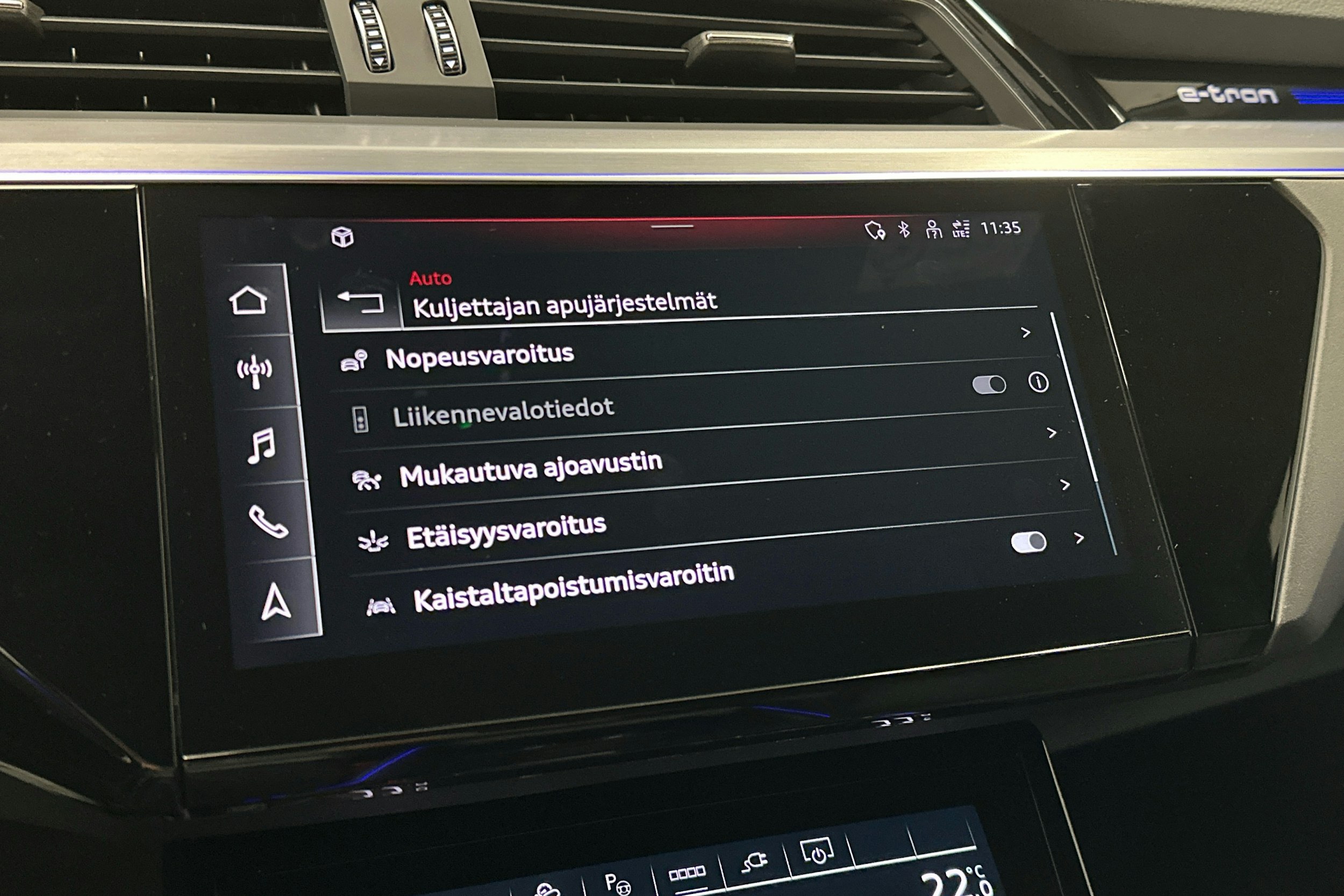 valkoinen Audi e-tron 2023 kuva 18.