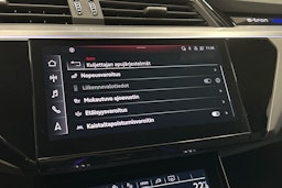valkoinen Audi e-tron 2023 kuva 18.