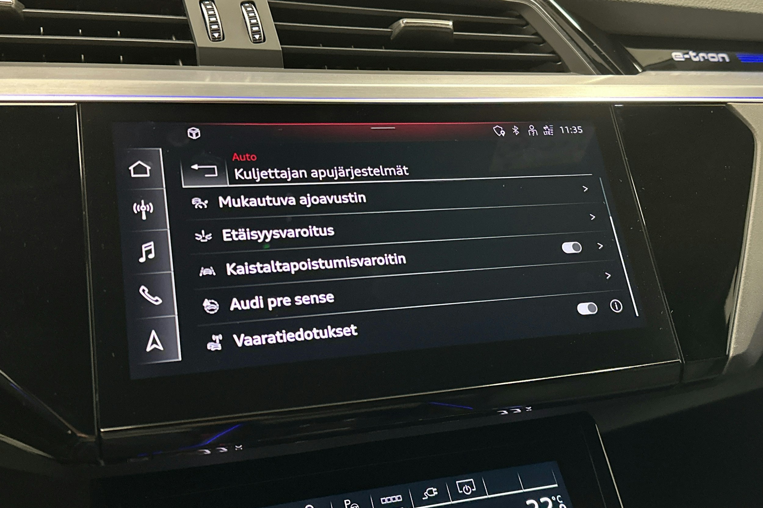 valkoinen Audi e-tron 2023 kuva 19.