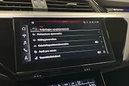 valkoinen Audi e-tron 2023 kuva 19.