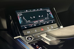 valkoinen Audi e-tron 2023 kuva 20.