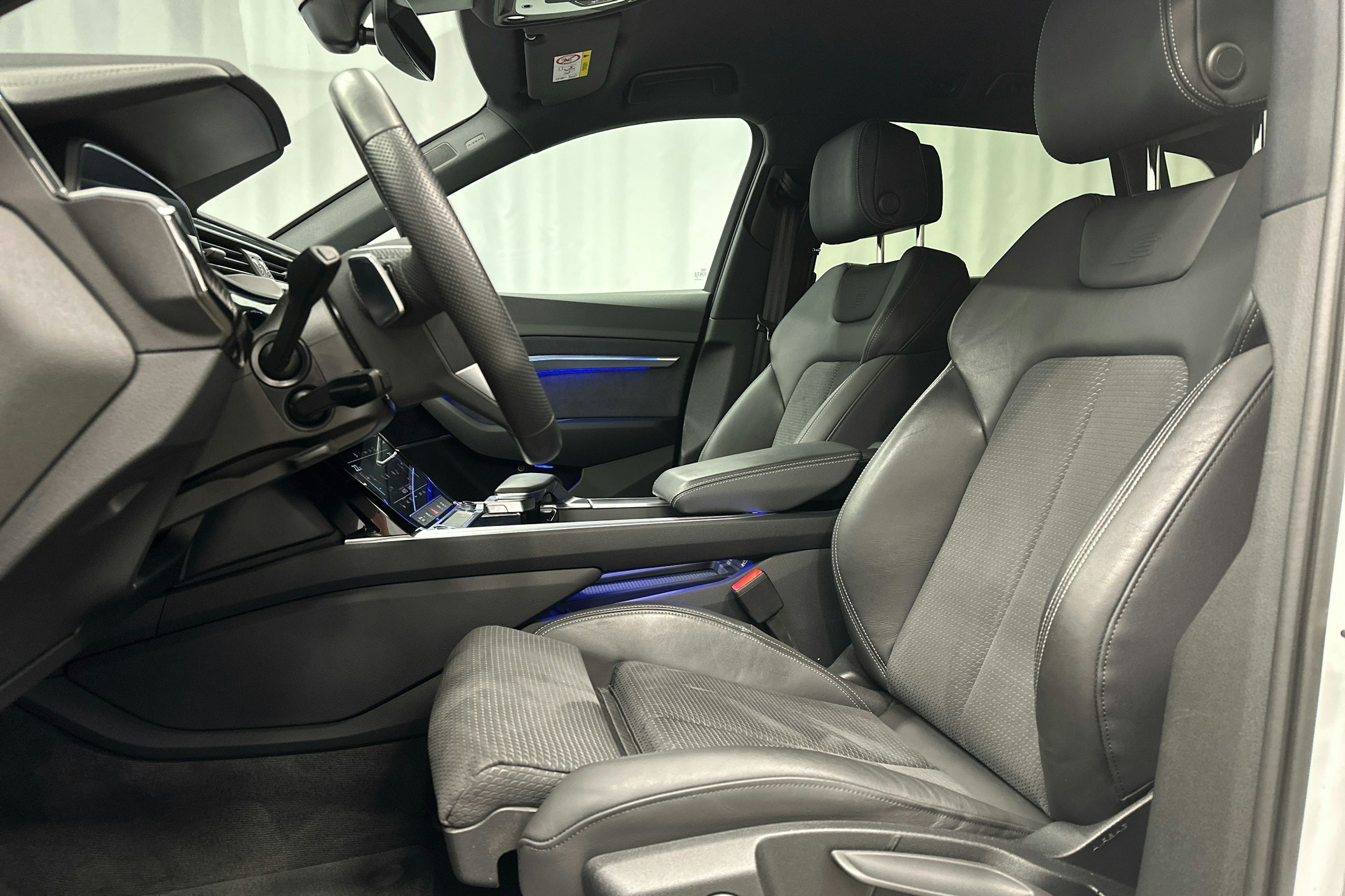 valkoinen Audi e-tron 2023 kuva 21.