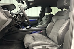 valkoinen Audi e-tron 2023 kuva 21.