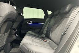 valkoinen Audi e-tron 2023 kuva 22.