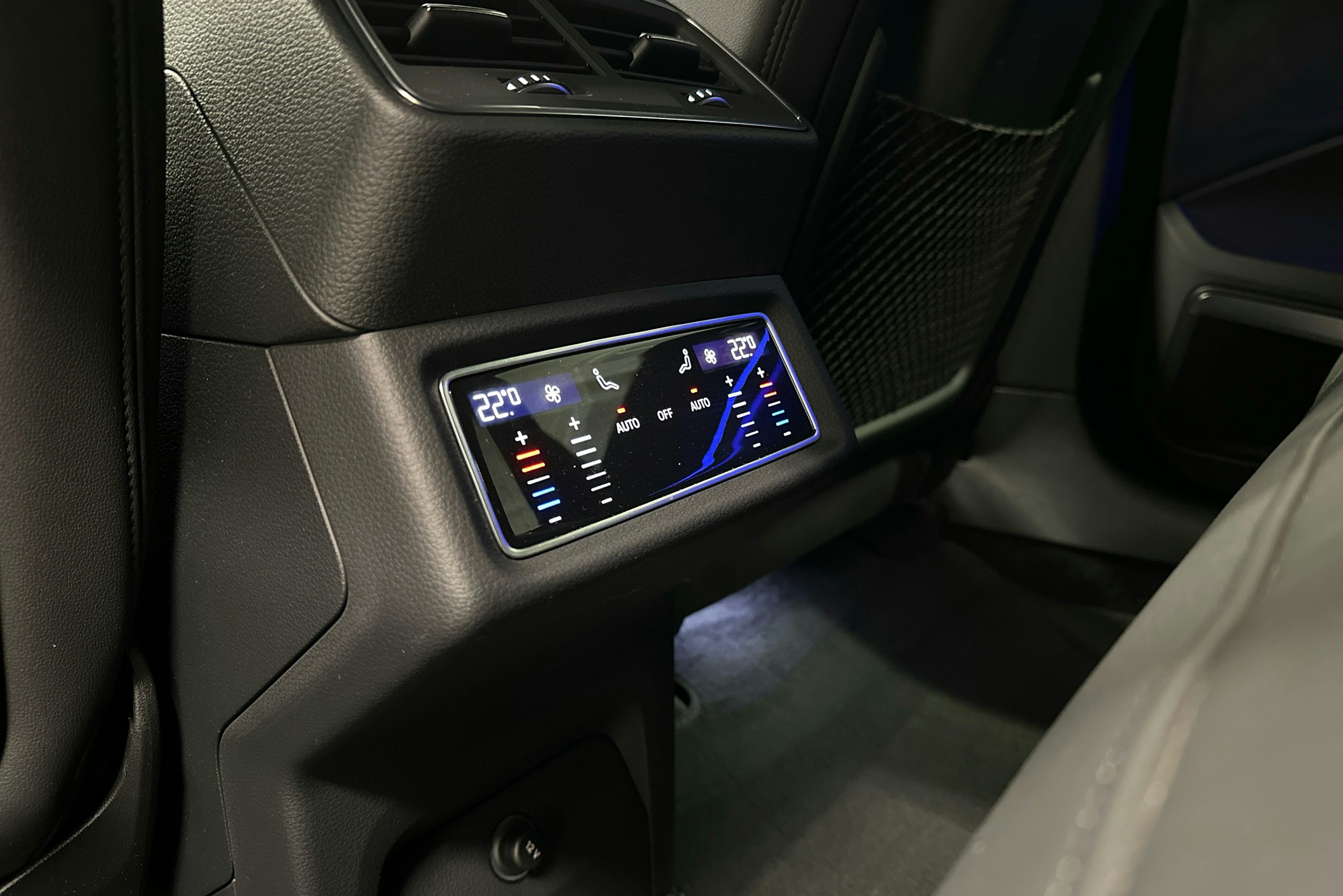 valkoinen Audi e-tron 2023 kuva 23.