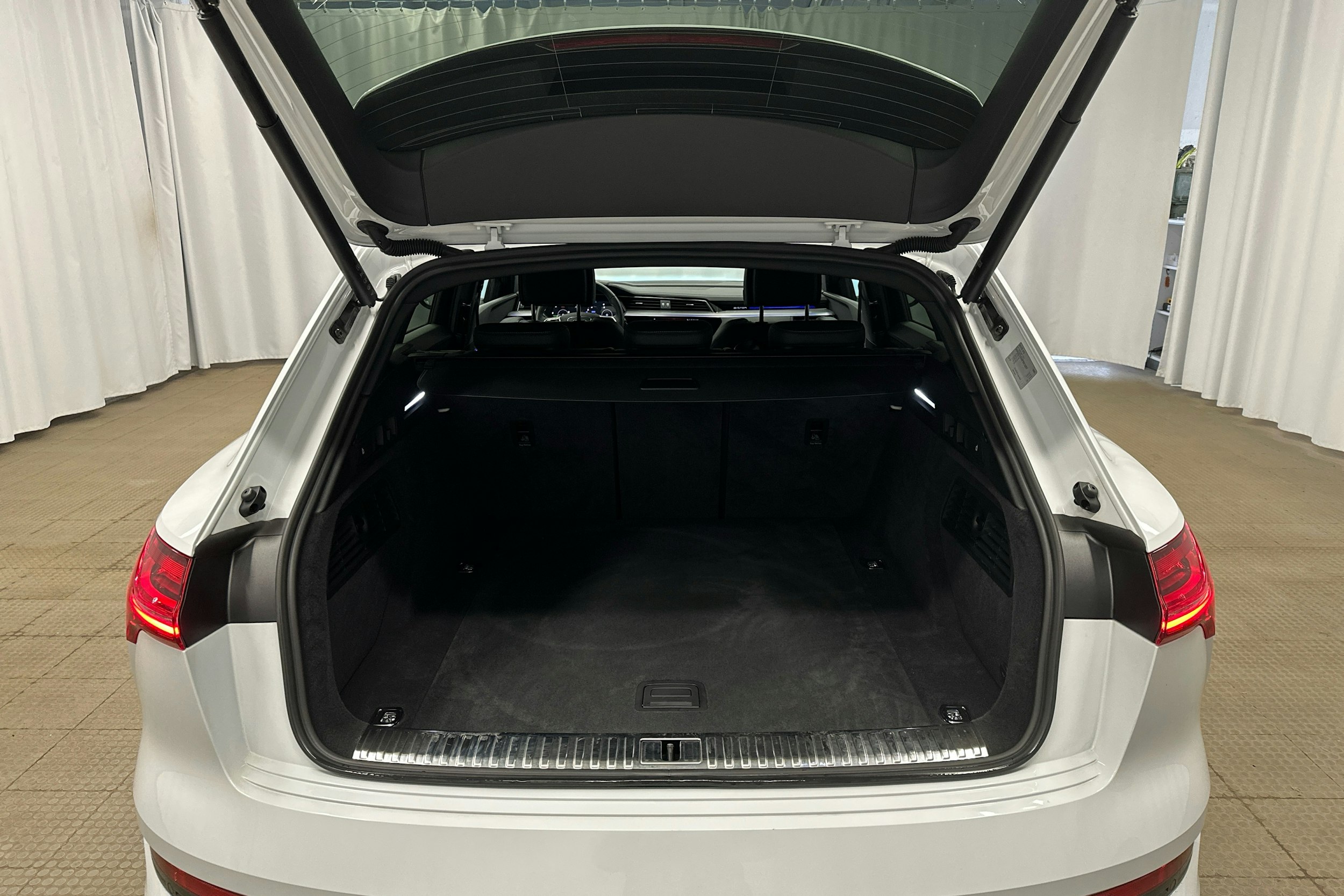 valkoinen Audi e-tron 2023 kuva 24.
