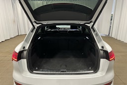 valkoinen Audi e-tron 2023 kuva 24.