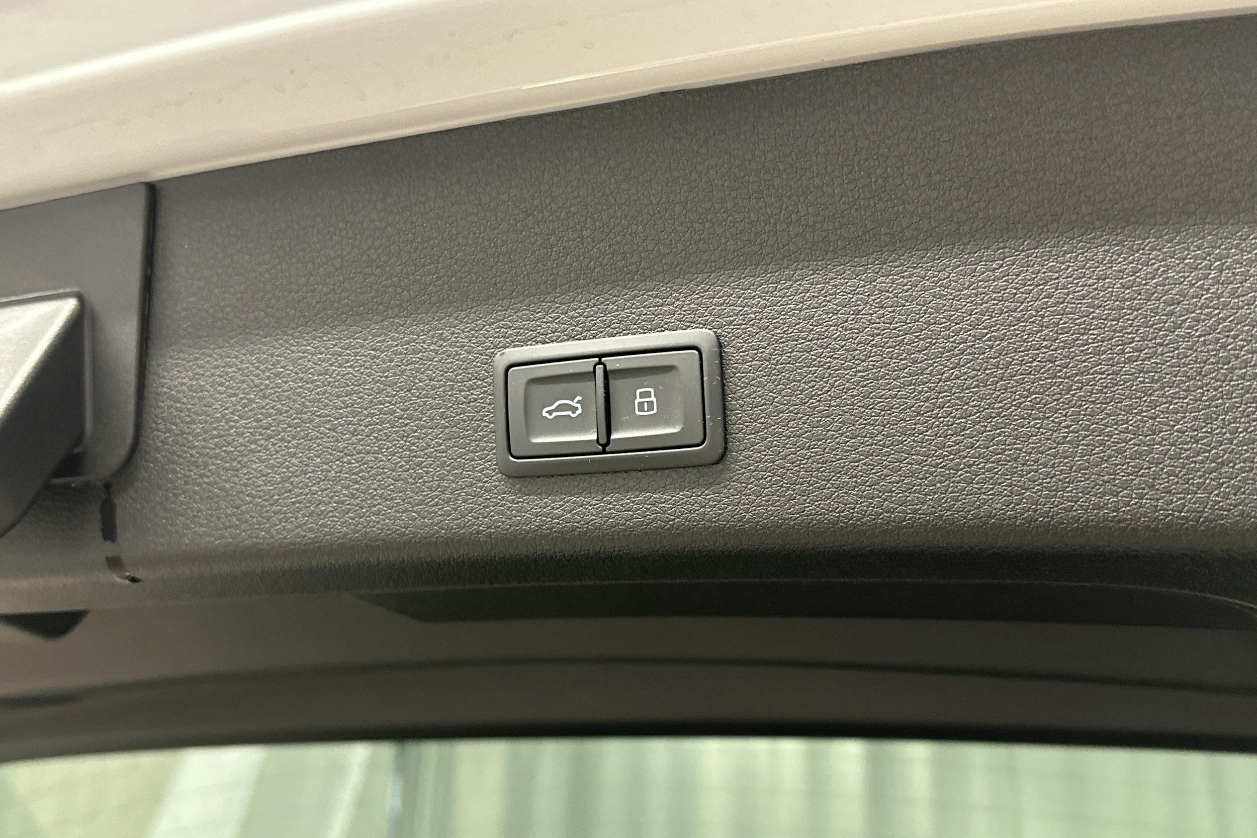 valkoinen Audi e-tron 2023 kuva 25.