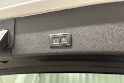 valkoinen Audi e-tron 2023 kuva 25.