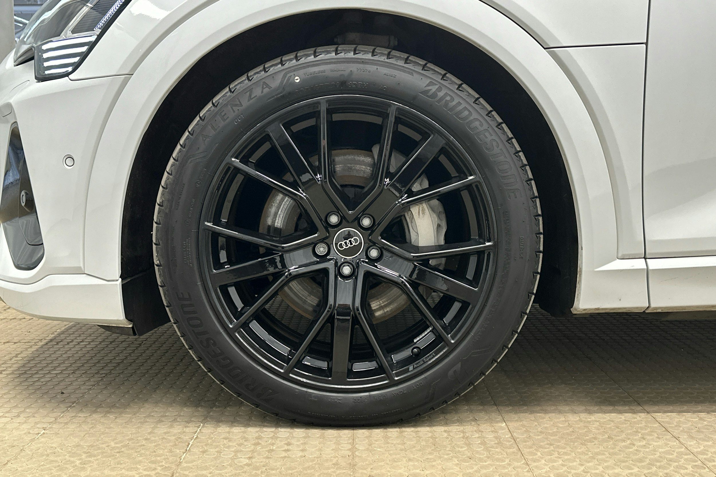 valkoinen Audi e-tron 2023 kuva 26.