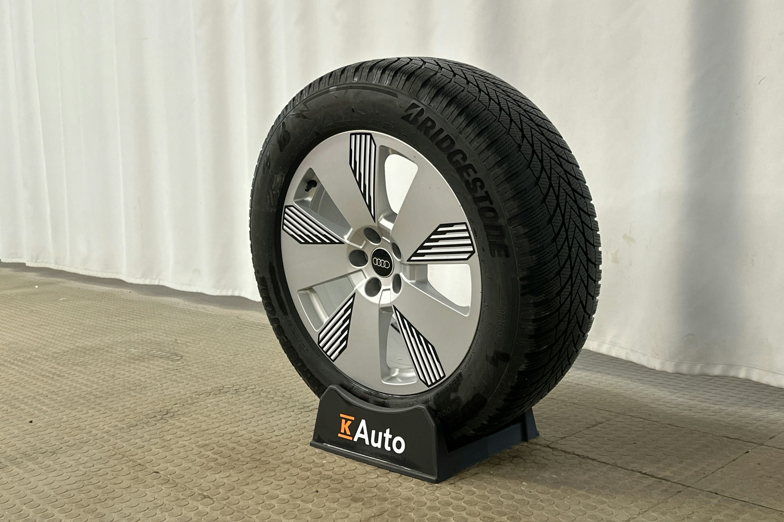 valkoinen Audi e-tron 2023 kuva 27.