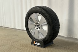 valkoinen Audi e-tron 2023 kuva 27.