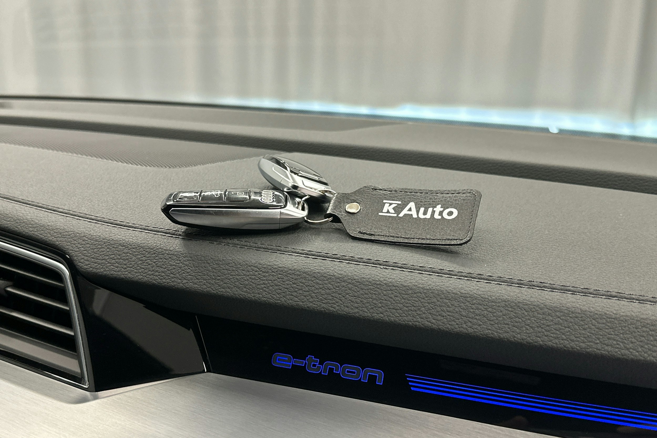 valkoinen Audi e-tron 2023 kuva 28.