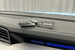 valkoinen Audi e-tron 2023 kuva 28.