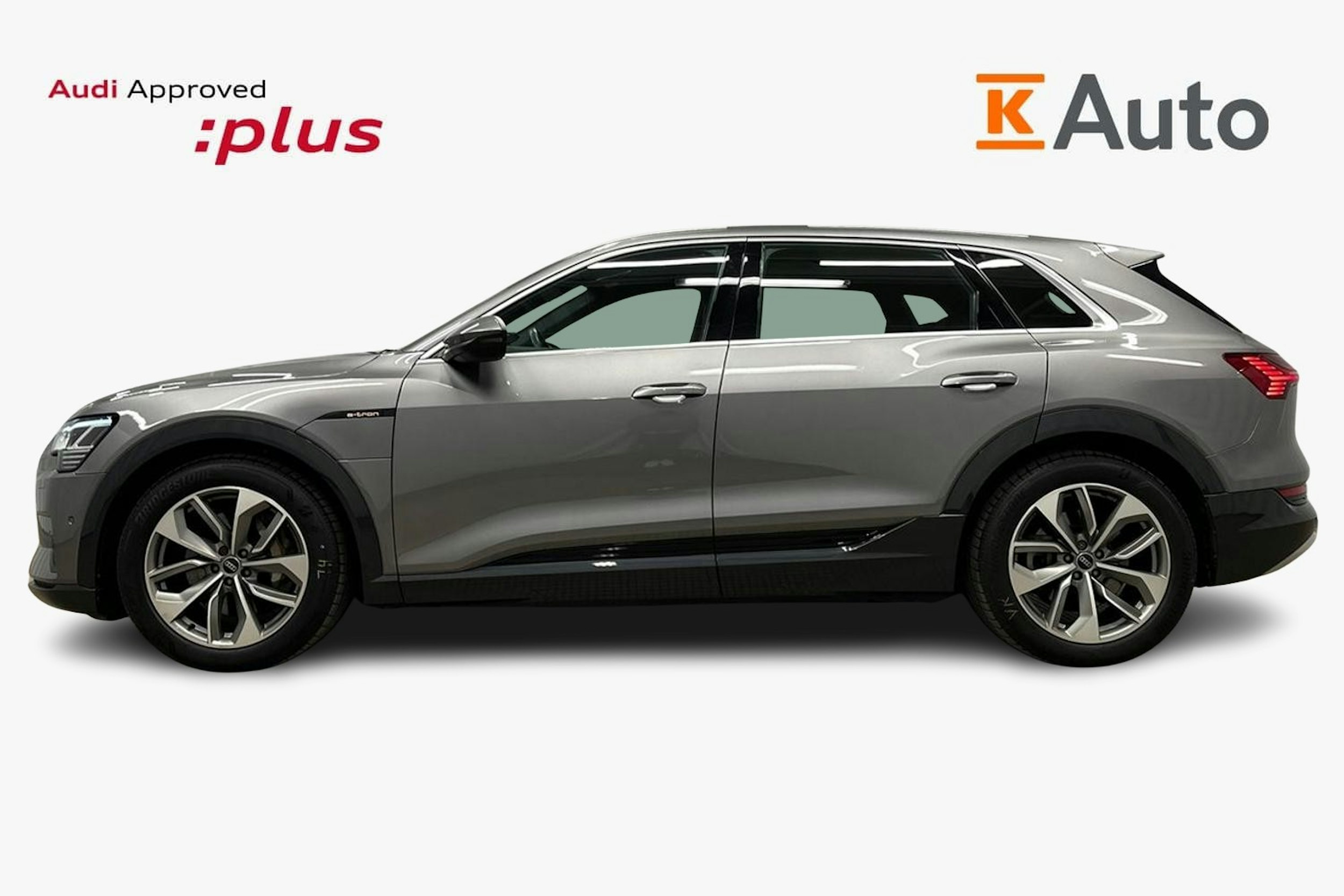 harmaa Audi e-tron 2023 kuva 6.