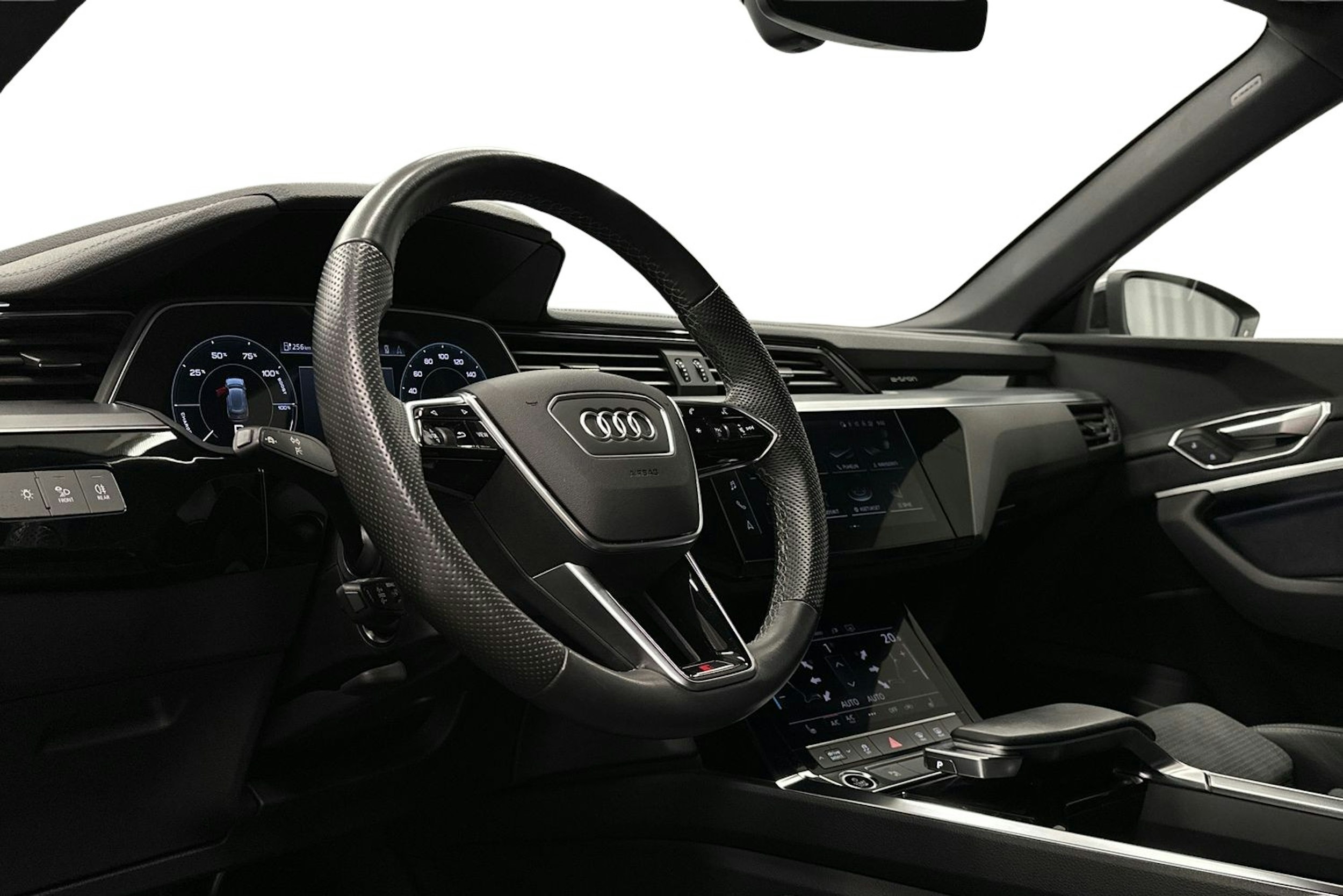 harmaa Audi e-tron 2023 kuva 7.