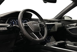 harmaa Audi e-tron 2023 kuva 7.