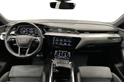 harmaa Audi e-tron 2023 kuva 9.