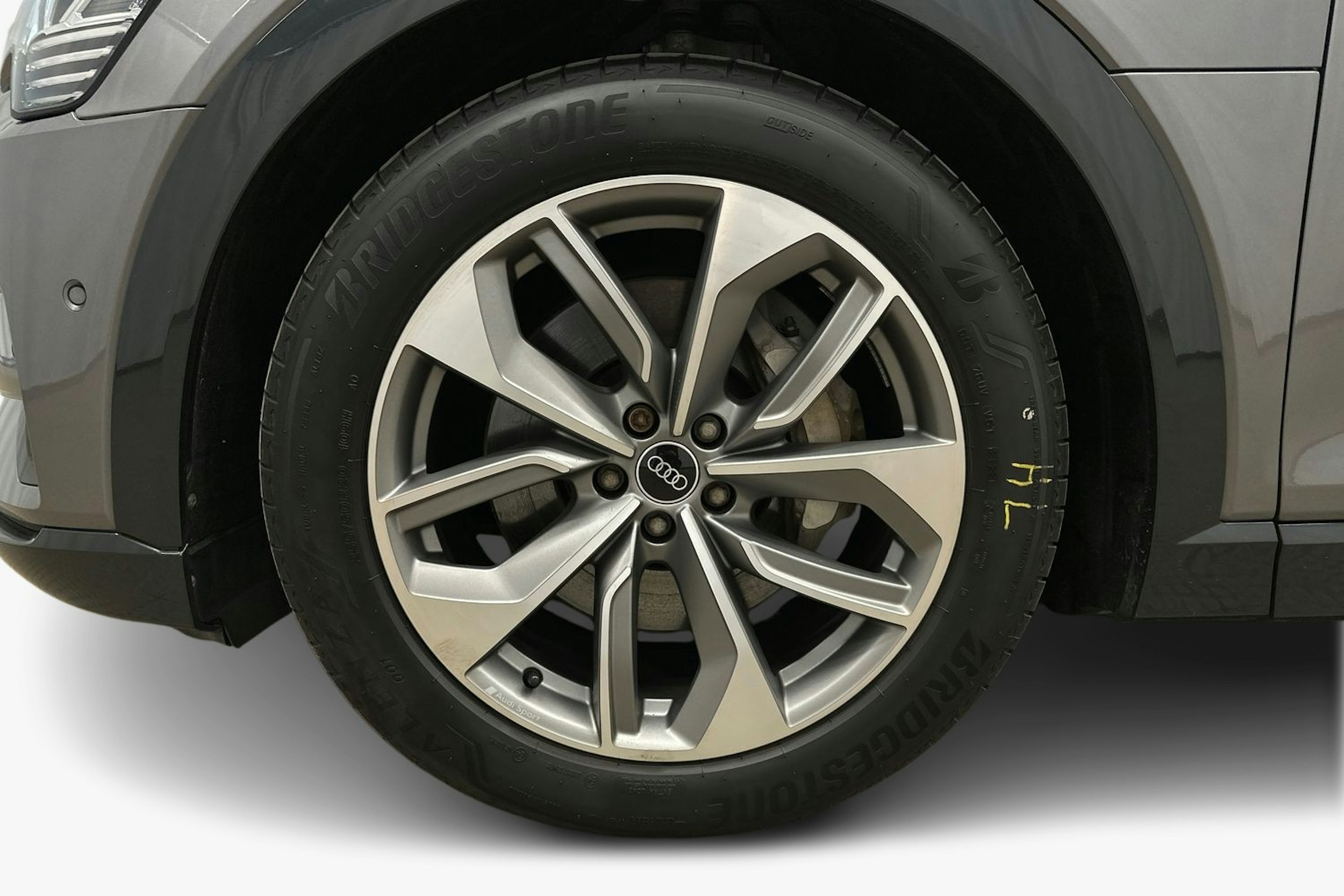 harmaa Audi e-tron 2023 kuva 11.