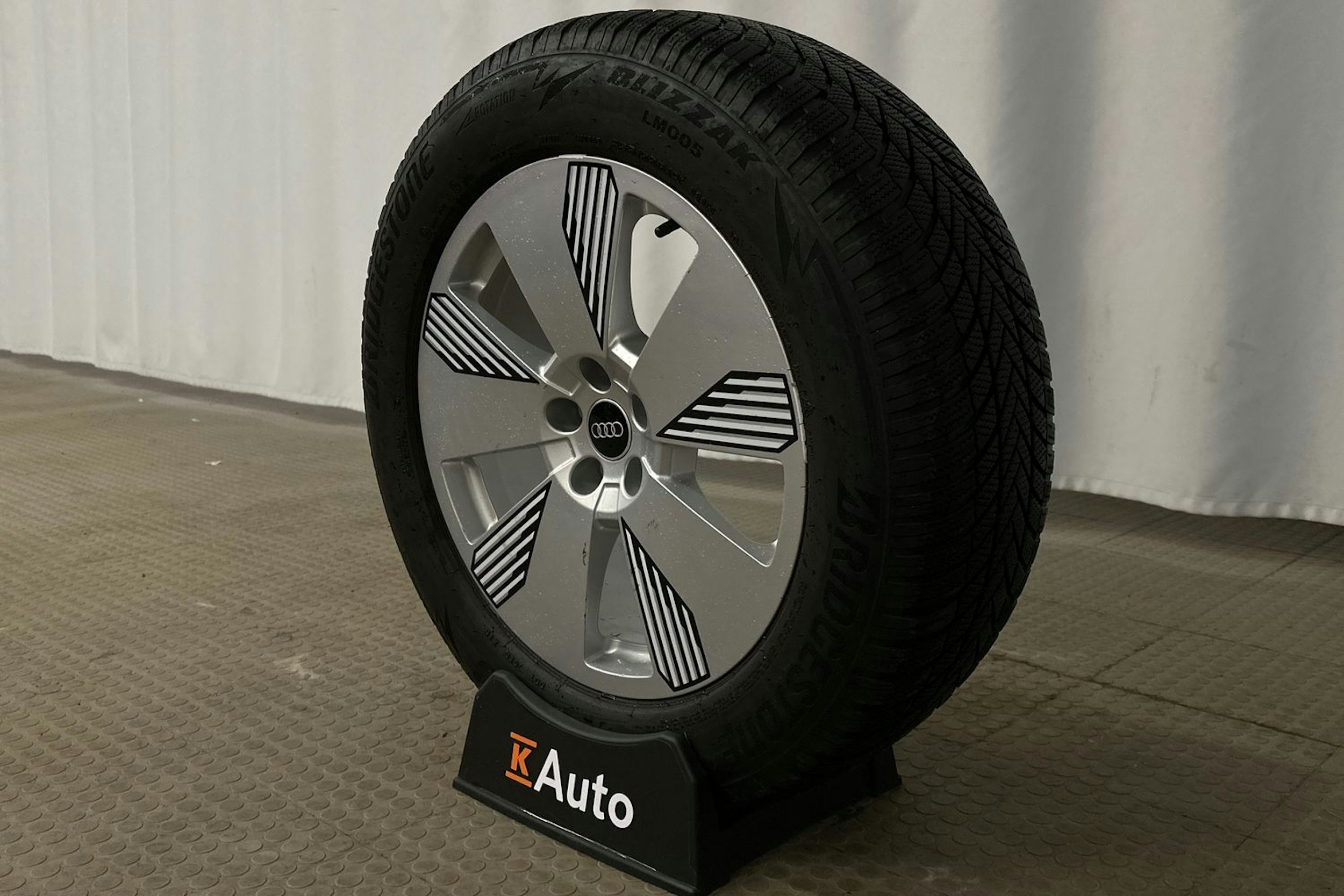 harmaa Audi e-tron 2023 kuva 12.