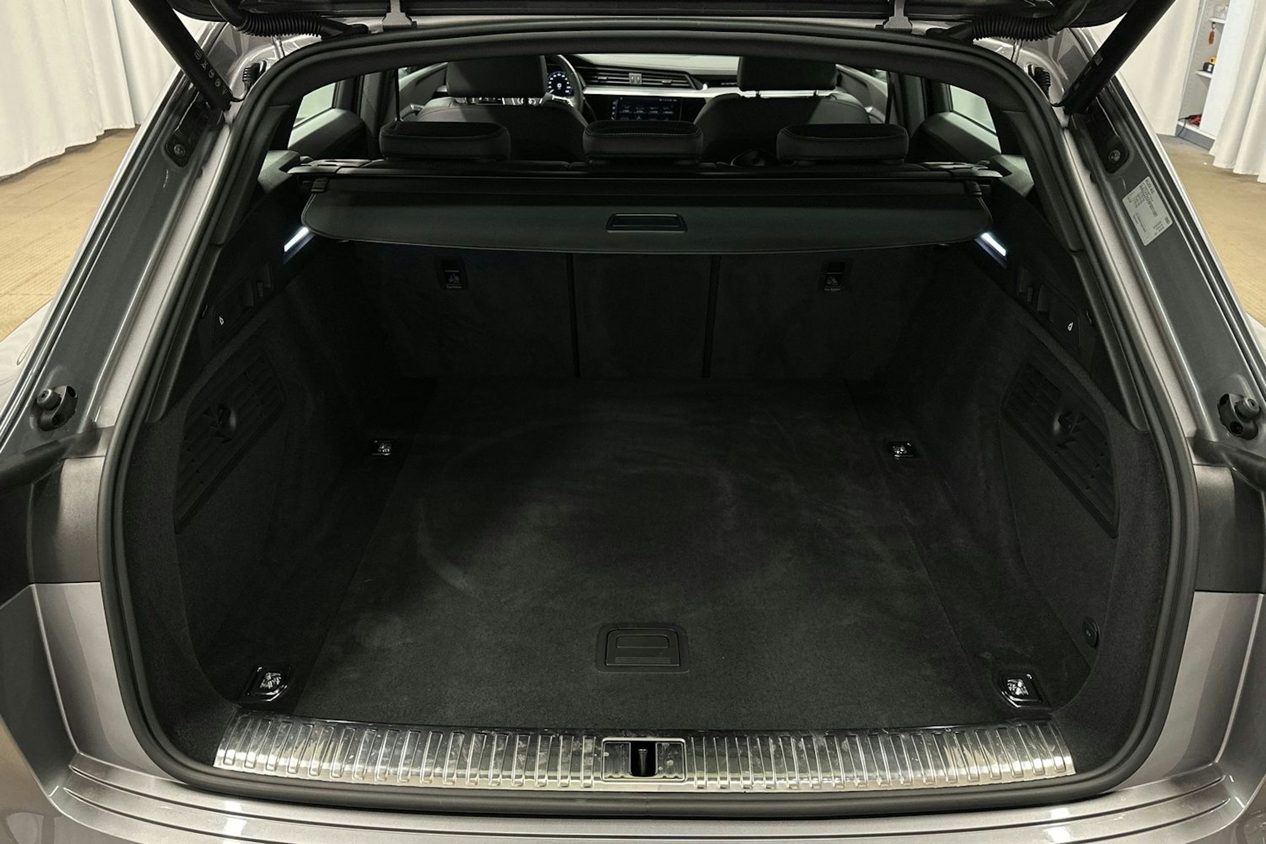 harmaa Audi e-tron 2023 kuva 13.