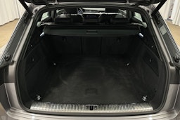 harmaa Audi e-tron 2023 kuva 13.