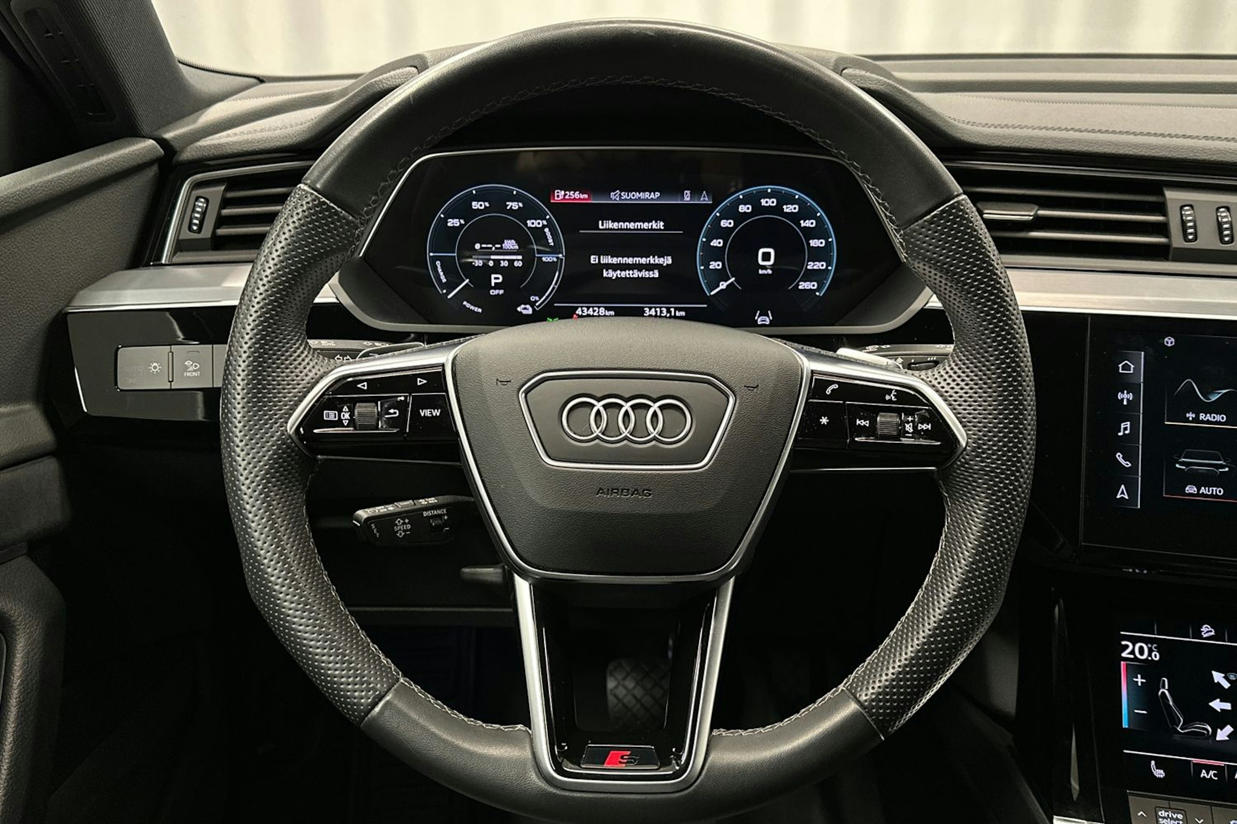 harmaa Audi e-tron 2023 kuva 15.