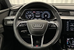 harmaa Audi e-tron 2023 kuva 15.
