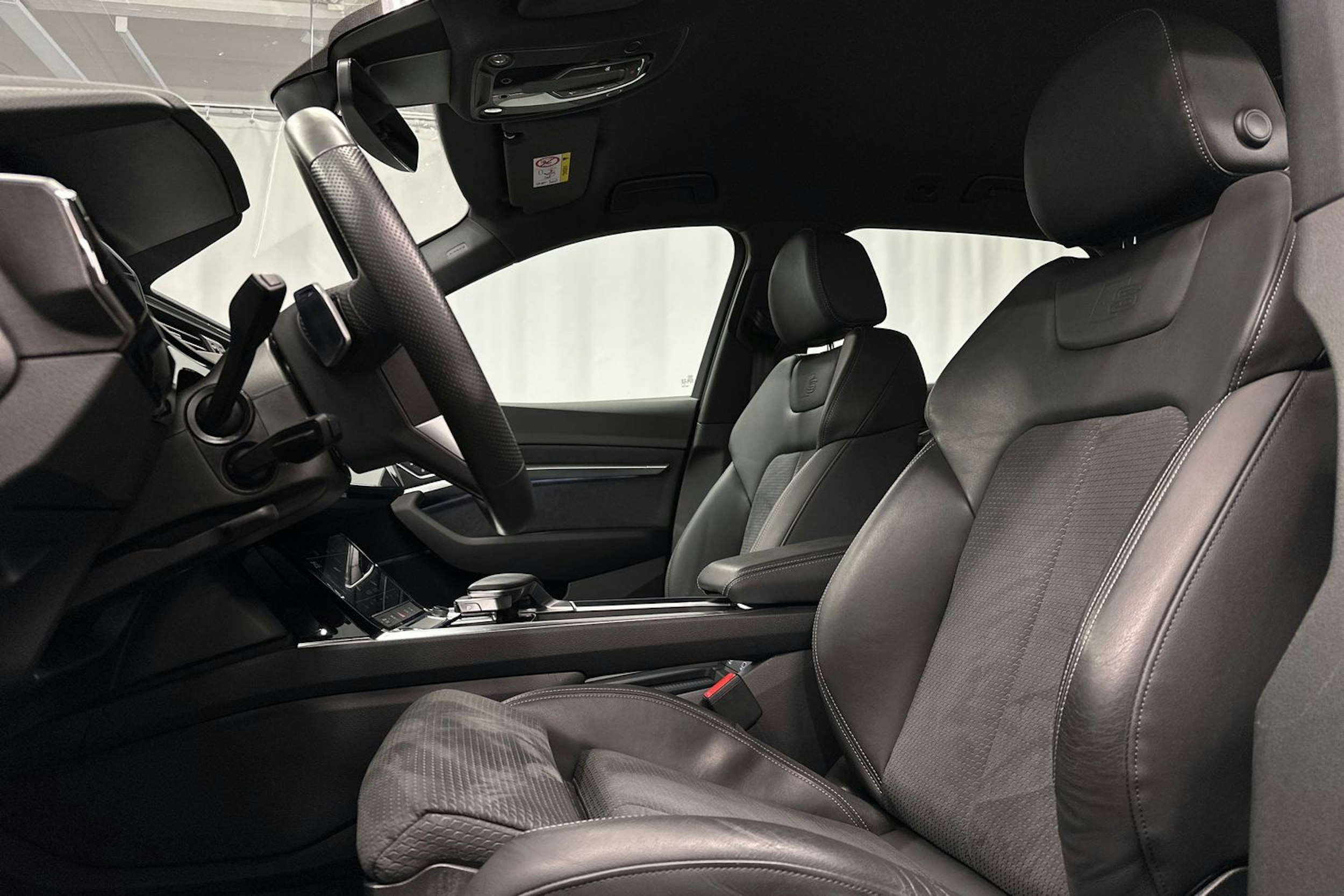 harmaa Audi e-tron 2023 kuva 16.