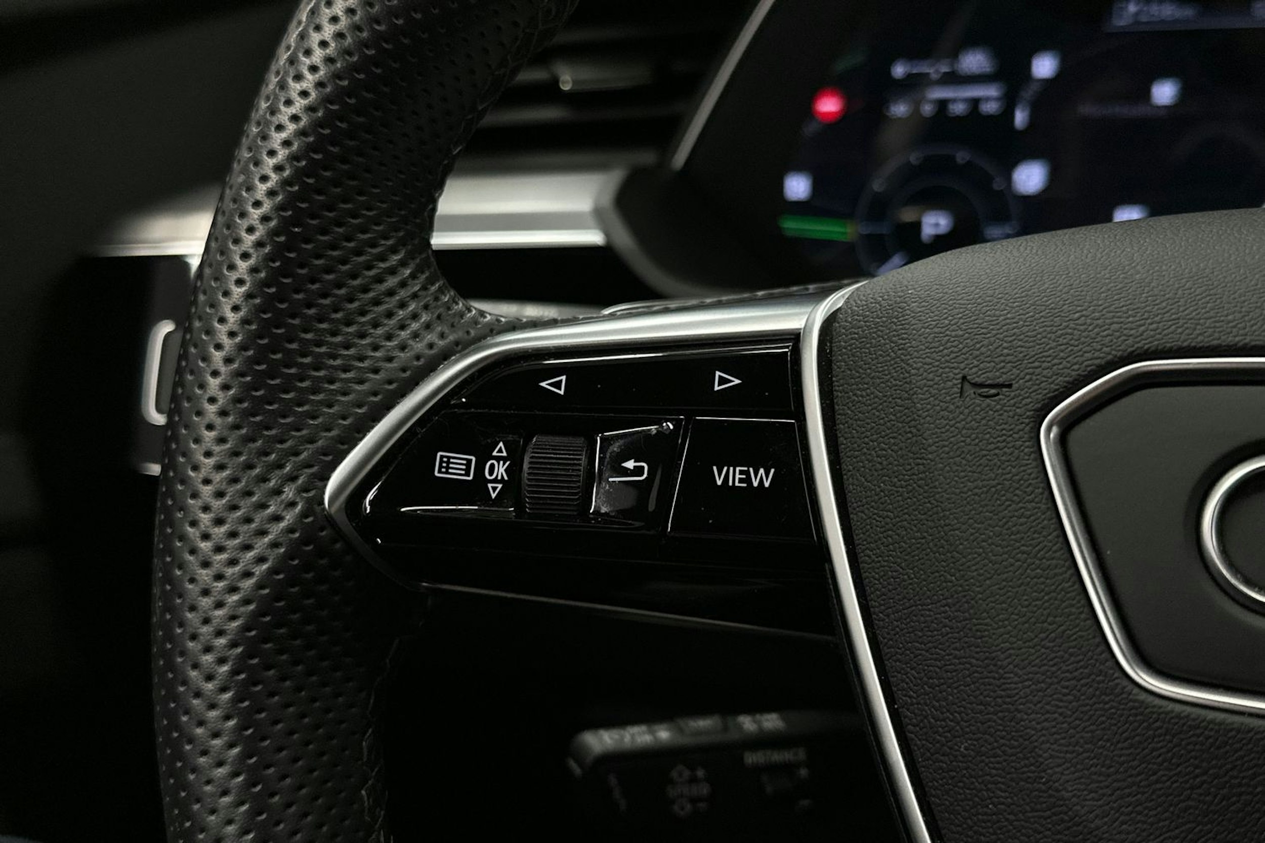 harmaa Audi e-tron 2023 kuva 17.