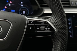 harmaa Audi e-tron 2023 kuva 18.